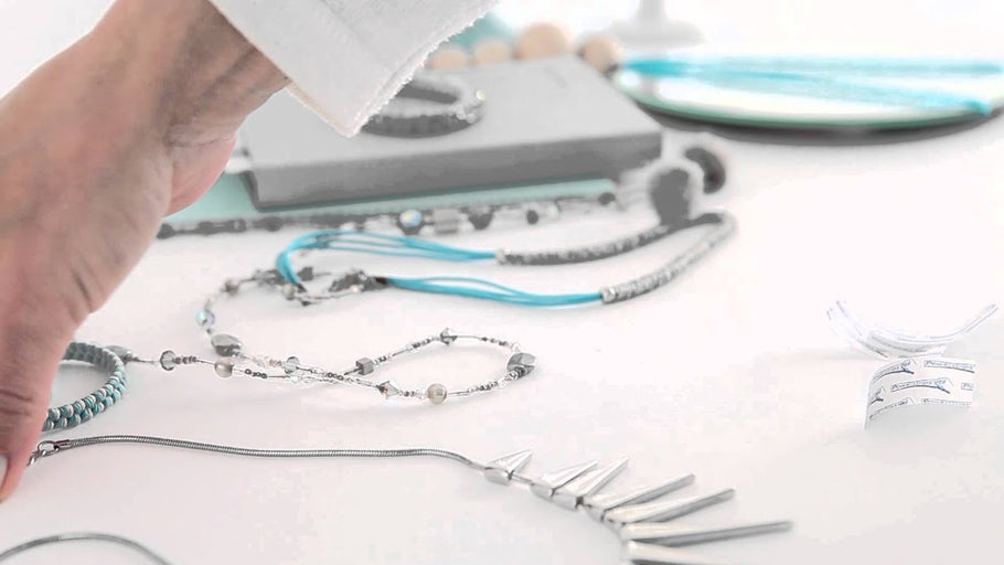 Bring order to your jewelry: With tesa Powerstrips adhesive hooks you can organize your necklaces in to time