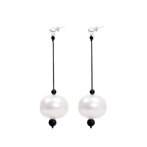 Pèrle Black & White Shell Pearl Earrings