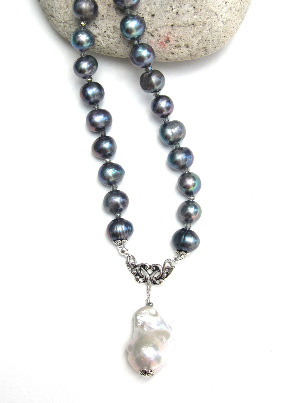 Ovation Pearl Necklace - Grey